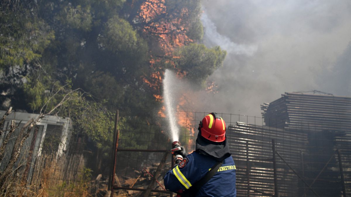 Incêndio com chamas de 25 metros deflagra em Atenas