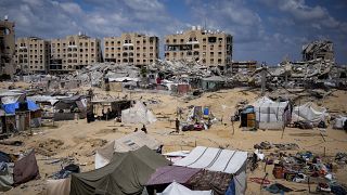 Palestinos desplazados por la ofensiva aérea y terrestre israelí sobre la Franja de Gaza huyen de la ciudad de Hamad, tras una orden de evacuación del ejército israelí. 11 de agosto de 2024.