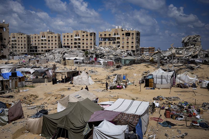 Des Palestiniens fuient la ville de Hamad, suite à un ordre d'évacuation par l'armée israélienne de certaines parties de la zone sud de Khan Younès, le dimanche 11 août 2024.