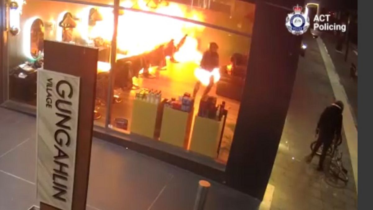 Incendio provocado en una peluquería de Camberra, Australia. 