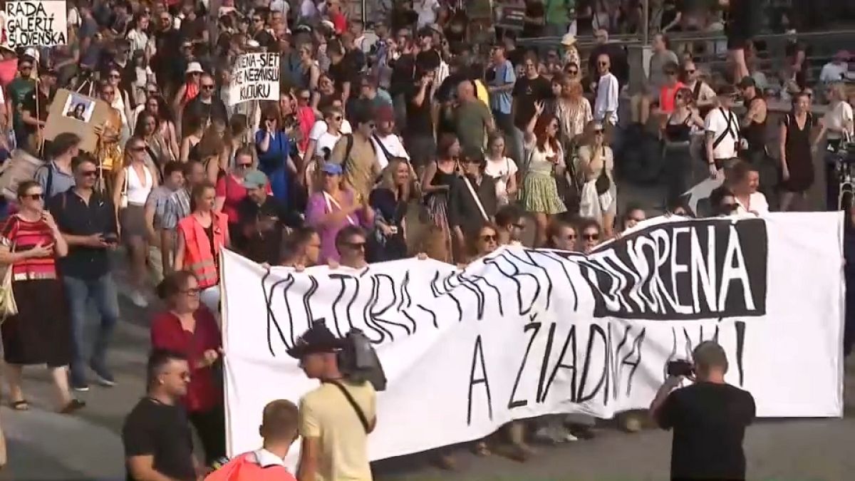 Proti odvolávaniu šéfov Národného divadla a galérie protestovali v Bratislave tisíce ľudí