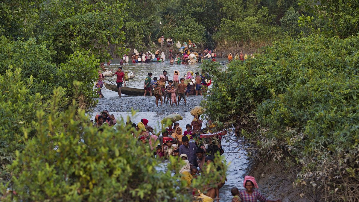 Rohingyák kelnek át a Naf folyón Mianmarból Bangladesbe 2017-ben, a rohingyák elleni népirtások idején