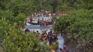 Rohingyák kelnek át a Naf folyón Mianmarból Bangladesbe 2017-ben, a rohingyák elleni népirtások idején