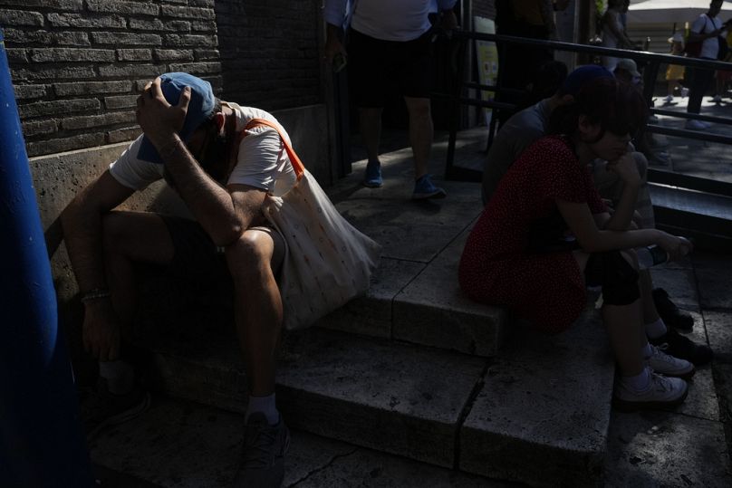 Um homem descansa à sombra enquanto se prevê que as temperaturas atinjam os 39 graus Celsius em Roma.