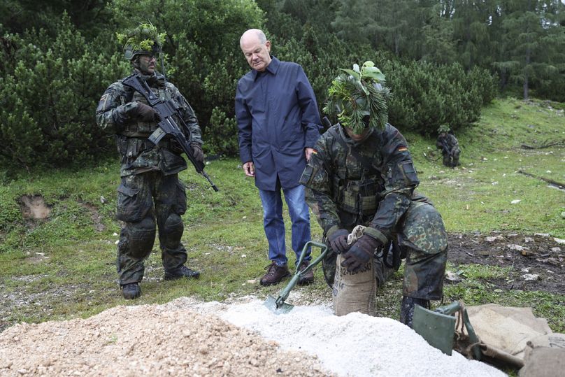 Confiar apenas na Bundeswehr não é suficiente: O chanceler federal Olaf Scholz visita a brigada de infantaria de montanha da Bundeswehr em Schneizlreuth, no sul da Alemanha, e