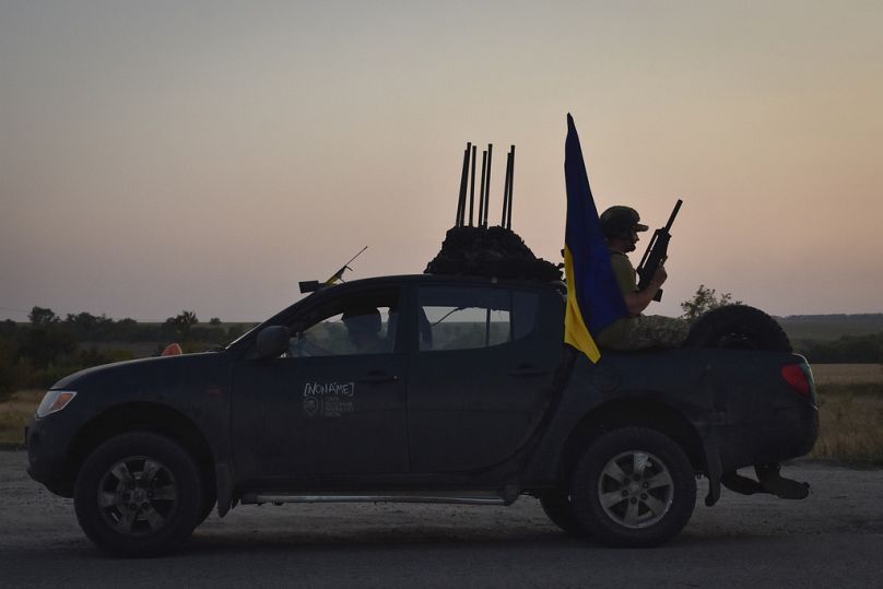 A guerra da Rússia contra a Ucrânia faz manchetes todos os dias: Soldado na linha da frente na região de Zaporizhia, Ucrânia, agosto de 2024.