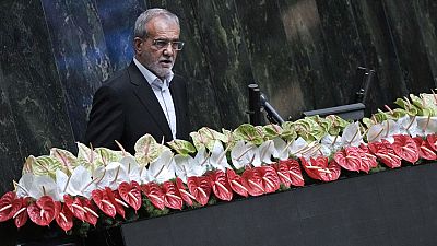 Le nouveau président iranien Massoud Pezechkian prononce un discours après avoir prêté serment lors d'une cérémonie au parlement de Téhéran, en Iran, le mardi 30 juillet 2024.