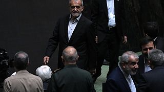 O recém-eleito Presidente Masoud Pezeshkian chega para a cerimónia de tomada de posse no Parlamento em Teerão, no Irão, na terça-feira, 30 de fevereiro de 2024.