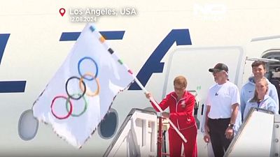 Die Olympische Flagge kommt in Los Angeles an