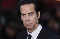 Nick Cave posa para os fotógrafos à chegada à estreia mundial do filme "Back To Black", na segunda-feira, 8 de abril de 2024, em Londres.