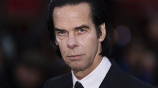 Nick Cave posa para os fotógrafos à chegada à estreia mundial do filme "Back To Black", na segunda-feira, 8 de abril de 2024, em Londres.