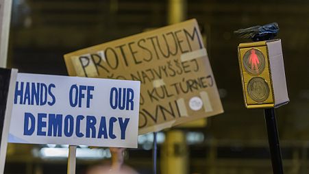 Menschen protestieren am Donnerstag, 18. Januar 2024, in Bratislava gegen eine von der Regierung geplante Änderung des Strafgesetzbuches. 