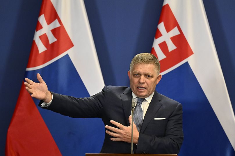 Robert Fico s'exprime lors d'une conférence de presse avec le Premier ministre hongrois Viktor Orbán au monastère des Carmélites à Budapest, en Hongrie, le 16 janvier 2024.