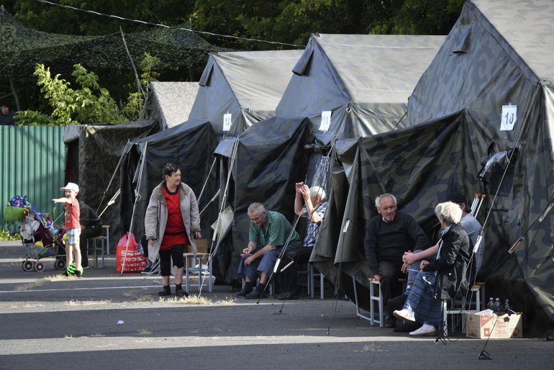 Menschen, die aus der Region Kursk evakuiert worden bei provisorischen Zeltlagern, 12. August 2024.