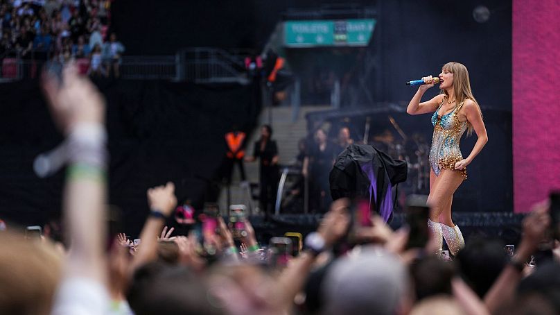 Taylor Swift actúa en el estadio de Wembley como parte de su gira Eras Tour el viernes 21 de junio de 2024 en Londres. 