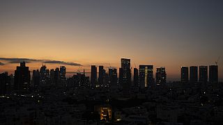 Os arranha-céus são vistos alinhados na linha do horizonte de Telavive durante o amanhecer, Israel, terça-feira, 6 de agosto de 2024. 