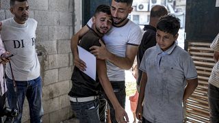 Varios palestinos lloran este martes después de que un ataque israelí matara a dos bebés gemelos recién nacidos en Deir al-Balah, Gaza 