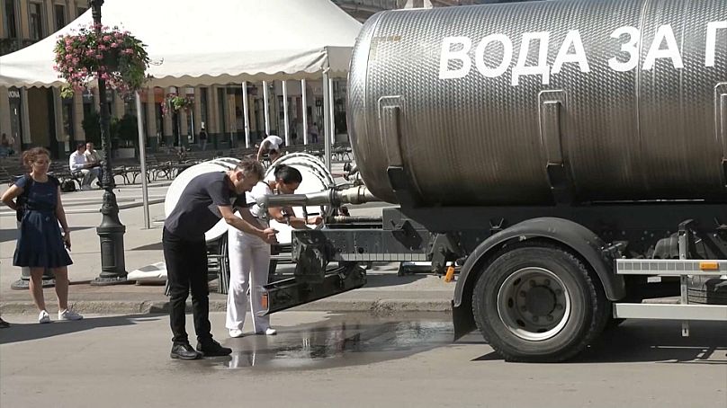 De l'eau potable sur la place centrale de Novi Sad, Serbie