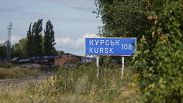 Placa con el rótulo "Kursk 108 km" en la frontera ruso-ucraniana de la región de Sumy, Ucrania.