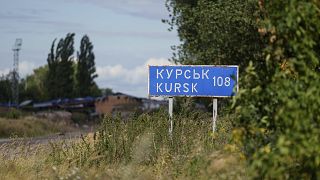 Une plaque portant l'inscription "Koursk 108 km" est visible à la frontière russo-ukrainienne dans la région de Sumy, en Ukraine.