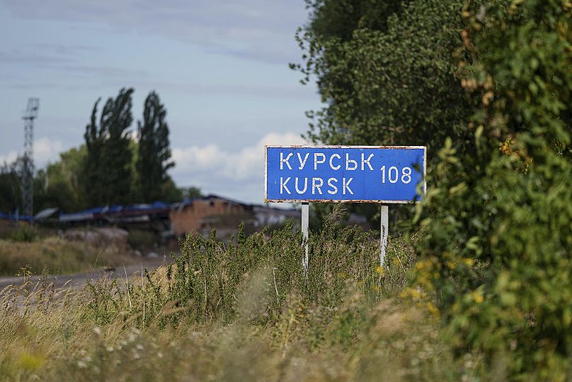 Sumy bölgesinde Rusya-Ukrayna sınırında bulunan tabelada "Kursk 108 km" yazıyor.