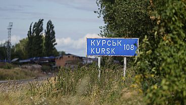 Ein Schild mit der Aufschrift „Kursk 108 km“ ist an der russisch-ukrainischen Grenze in der Region Sumy in der Ukraine zu sehen, Dienstag, 13. August 2024. Ein Schild mit der Aufschrift „Kursk 108 km“ ist an der russisch-ukrainischen Grenze in der Region Sumy in der Ukraine zu sehen, Dienstag, 13. August 2024.