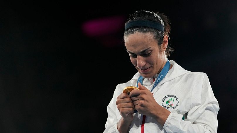 Imane Khelif, à la cérémonie de remise des médailles pour le dernier match de boxe féminin des 66 kg aux Jeux olympiques d'été de 2024. 