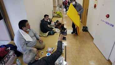 الأشخاص الذين تم إجلاؤهم من زلزال مميت يستقرون في مركز إجلاء في واجيما في شبه جزيرة نوتو المواجهة لبحر اليابان شمال غرب طوكيو، الأحد 7 يناير/ كانون الثاني 2024 الأشخاص الذين تم إجلاؤهم من زلزال مميت يستقرون في مركز إجلاء في واجيما في شبه جزيرة نوتو المواجهة لبحر اليابان شمال غرب طوكيو، الأحد 7 يناير/ كانون الثاني 2024