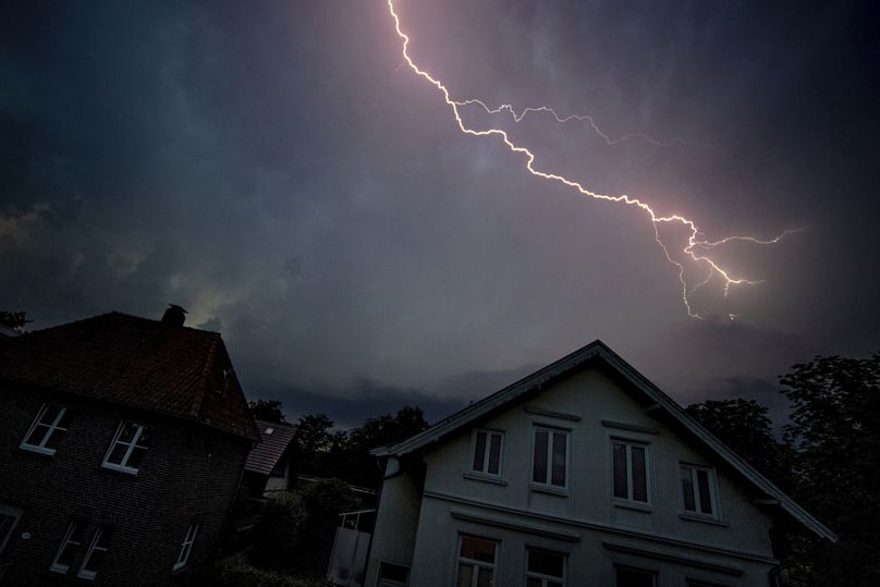 Fulmini durante un temporale a Oldenburg, in Germania