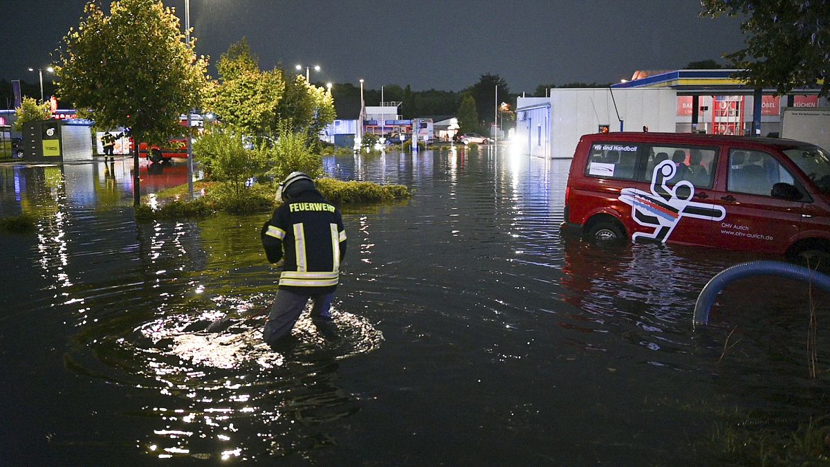 La pluie a inondé une station-service à Aurich, en Allemagne.