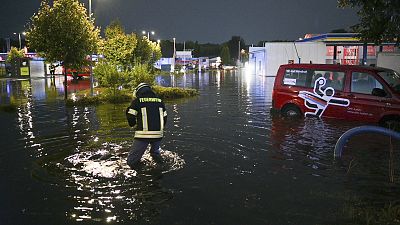 La pluie a inondé une station-service à Aurich, en Allemagne.