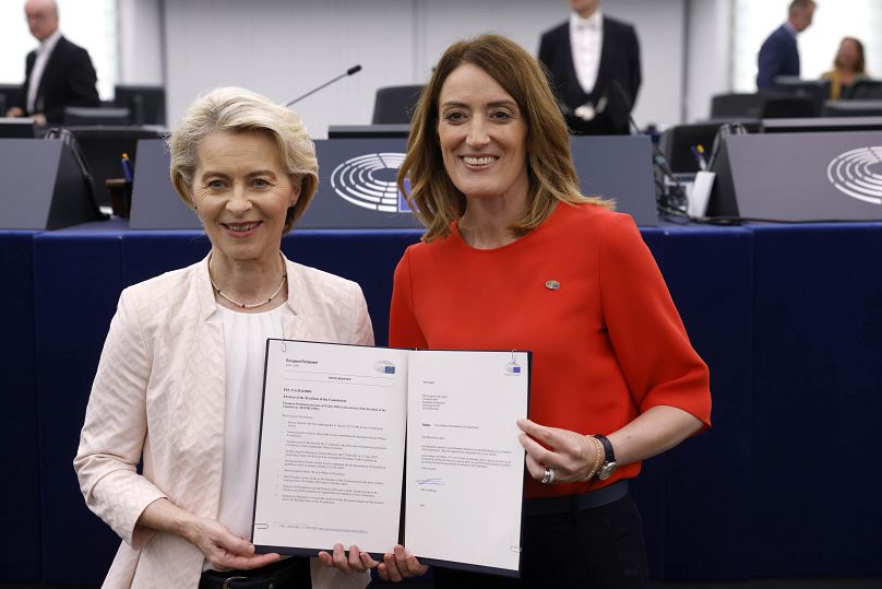 Ursula von der Leyen avec la présidente du Parlement européen Roberta Metsola au Parlement européen, à Strasbourg, dans l'est de la France, le jeudi 18 juillet 2024.