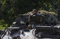 Украинские военнослужащие на бронетранспортере на российско-украинской границе в Сумской области, 14 августа 2024 г.