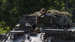 Украинские военнослужащие на бронетранспортере на российско-украинской границе в Сумской области, 14 августа 2024 г.