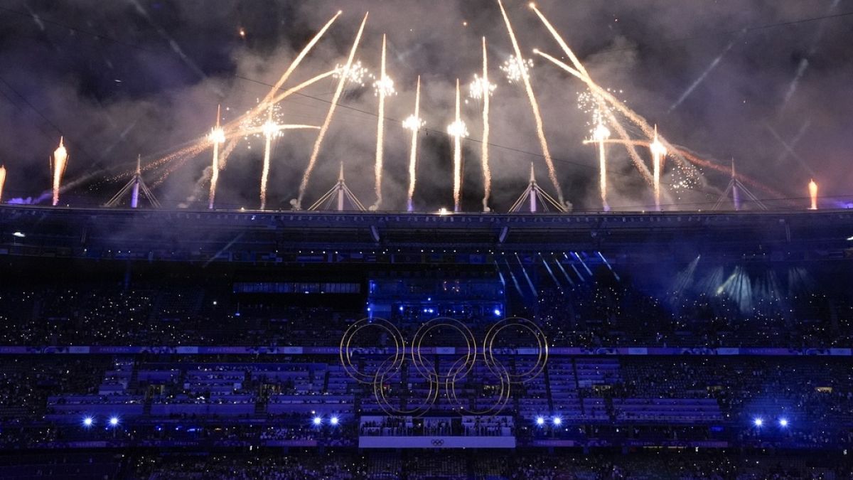 Explosão de fogo de artifício durante a cerimónia de encerramento dos Jogos Olímpicos de verão de 2024 no Stade de France, segunda-feira, 12 de agosto de 2024, em Saint-Denis,