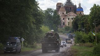 Veicoli militari alla frontiera russo-ucraina nella regione di Sumy