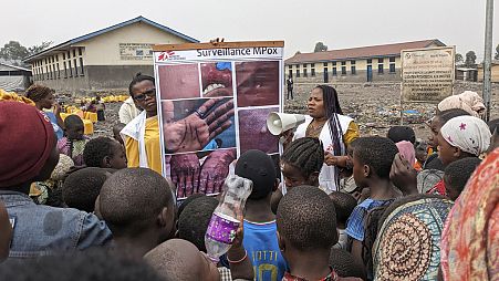 Esta fotografia, dos MSF (Médicos Sem Fronteiras), datada de 31 de maio de 2023, mostra profissionais de saúde a educar crianças sobre os sintomas da varíola no Congo