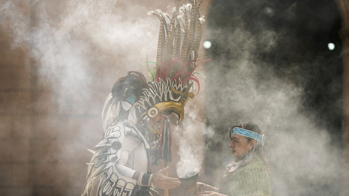 Dançarinos mexicas queimam incenso durante uma cerimónia do 503.º aniversário da queda da capital do império asteca, Tenochtitlan, na Cidade do México. 13 de agosto