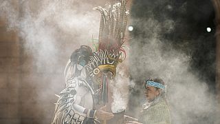 Dançarinos mexicas queimam incenso durante uma cerimónia do 503.º aniversário da queda da capital do império asteca, Tenochtitlan, na Cidade do México. 13 de agosto