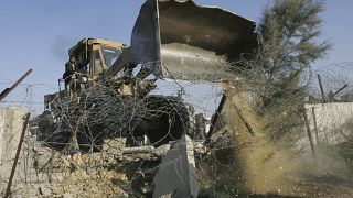 Ein Bulldozer zerstört einen Teil der Grenzmauer zwischen Ägypten und Gaza in Rafah im südlichen Gazastreifen, 25. Januar 2008.