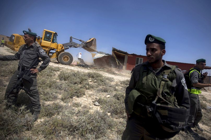 Israelische Grenzpolizisten stehen Wache während des Abrisses eines Hauses in der jüdischen Siedlung Maale Rehabeam im Westjordanland, 14. Mai.2014