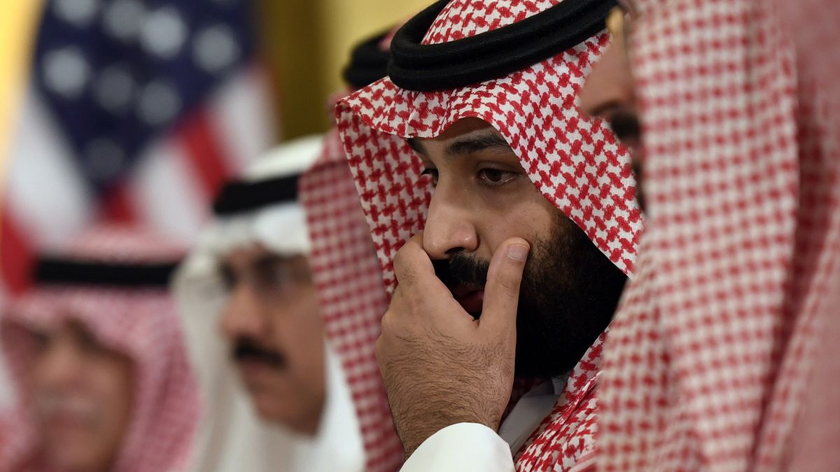 ولي العهد السعودي الأمير محمد بن سلمان خلال لقائه مع الرئيس السابق دونالد ترامب خلال إفطار عمل على هامش قمة مجموعة العشرين في أوساكا، اليابان، السبت، 29 يونيو، 2019. 