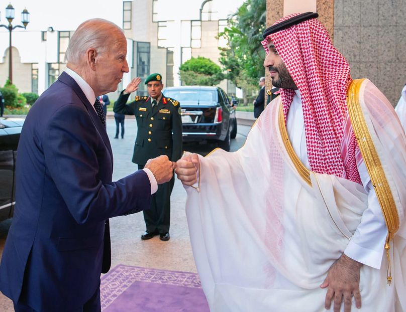  ولي العهد السعودي الأمير محمد بن سلمان يستقبل الرئيس جو بايدن بعد وصوله إلى جدة، المملكة العربية السعودية، الجمعة، 15 يوليو، 2022.