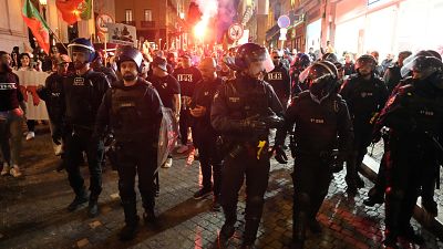 La police escorte des partisans du mouvement nationaliste portugais 1143 lors d'une marche de protestation sous le slogan "Stop à l'Islam" à Lisbonne, samedi 3 février 2024.