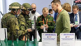 Sur cette photo publiée par le ministère russe de la Défense le mardi 13 août 2024, des visiteurs au forum militaire et technique Army-2024 au Patriot Park, région de Moscou.