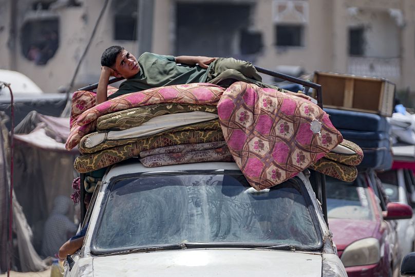 فلسطينيون نازحون بسبب الهجوم الجوي والبري الإسرائيلي على قطاع غزة يفرون من مدينة حمد، خان يونس، الأحد، 11 أغسطس/آب 2024.