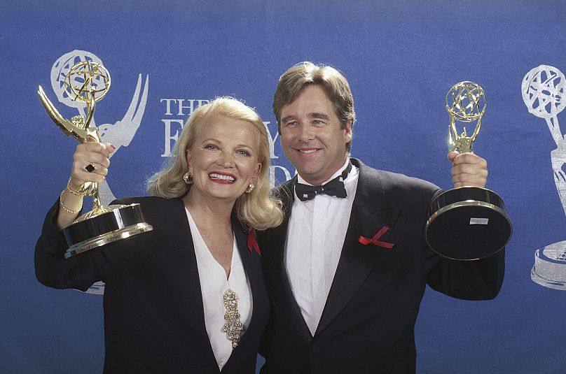 Gena Rowlands y el actor Beau Bridges sostienen sus Emmys a la Mejor Actriz y al Mejor Actor de Miniserie o Especial durante la 44ª edición de los Premios Emmy - 1992