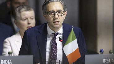 Le Premier ministre irlandais Simon Harris assiste à une session plénière lors du sommet sur la paix en Ukraine, à Obbürgen, en Suisse, le dimanche 16 juin 2024.