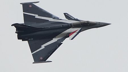 Le Rafale effectue un vol de démonstration lors du Salon de l'Aéronautique et de l'Espace du Bourget, au nord de Paris, le 19 juin 2023.