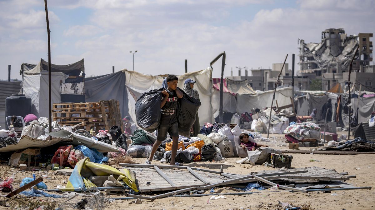 فلسطينيون نازحون بسبب الهجوم الجوي والبري الإسرائيلي على قطاع غزة يفرون من مدينة حمد،خان يونس، الأحد 11 أغسطس/آب 2024